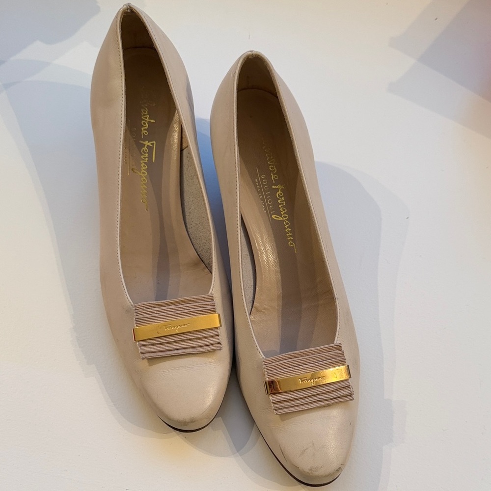 Salvatore Ferragamo Beige Leather block heel with Gold Accent size 9